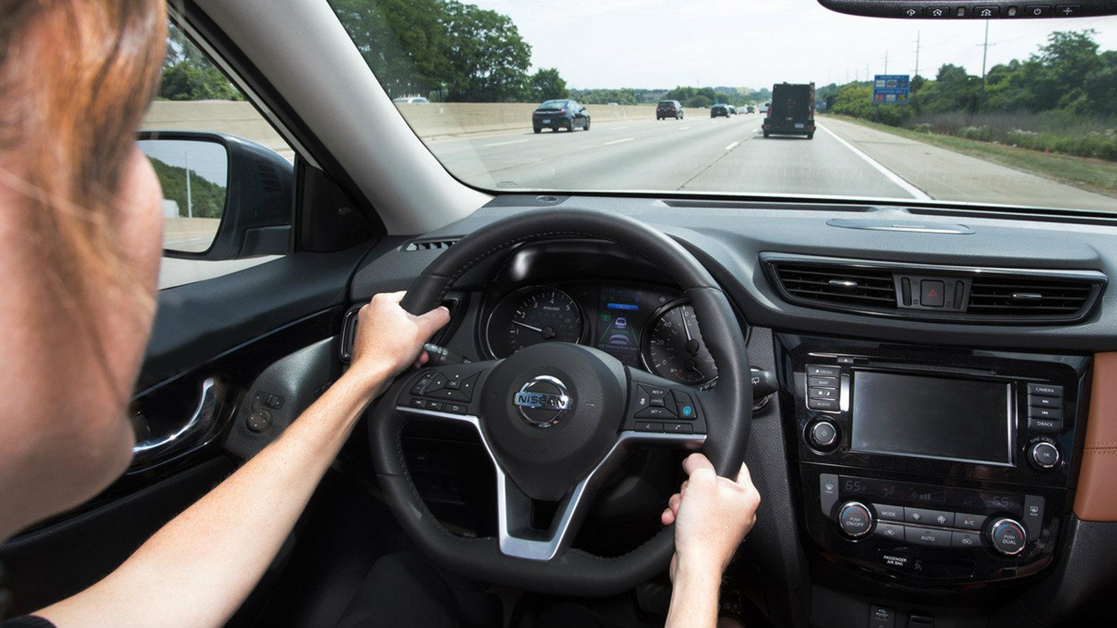 Το ProPILOT Assist αν και παρέχει υποστήριξη στο σύστημα διεύθυνσης μειώνοντας την ανάγκη για σταθερές μικρές ρυθμίσεις, εντούτοις τα χέρια του οδηγού