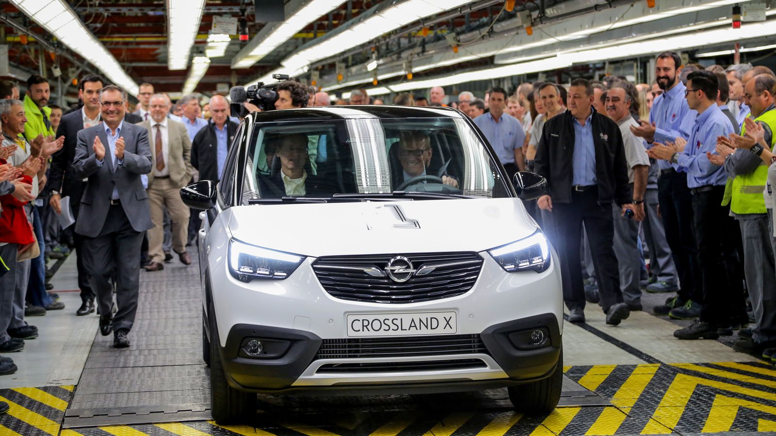 Το πρώτο αντίτυπο του νέου Crossland X βγήκε από τη γραμμή παραγωγής, έχοντας στο τιμόνι του τον CEO της Opel, Karl-Thomas Neumann.