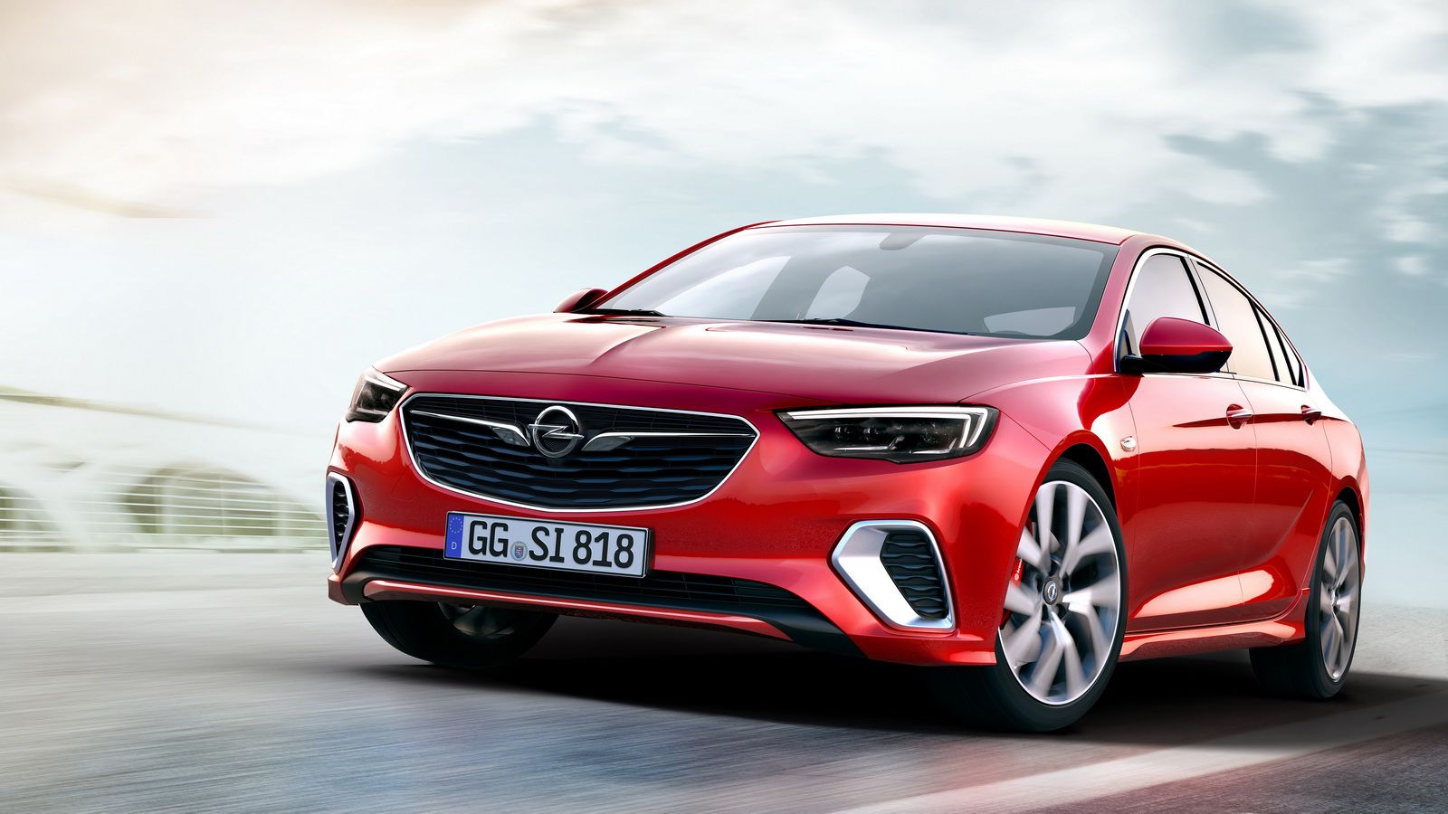 Το νέο Opel Insignia GSi εξοπλίζεται με 2λιτρο turbo σύνολο βενζίνης, το οποίο έχει ισχύ 260 ίππων και ροπή 400 Nm. Το τετρακύλινδρο μοτέρ συνεργάζετα