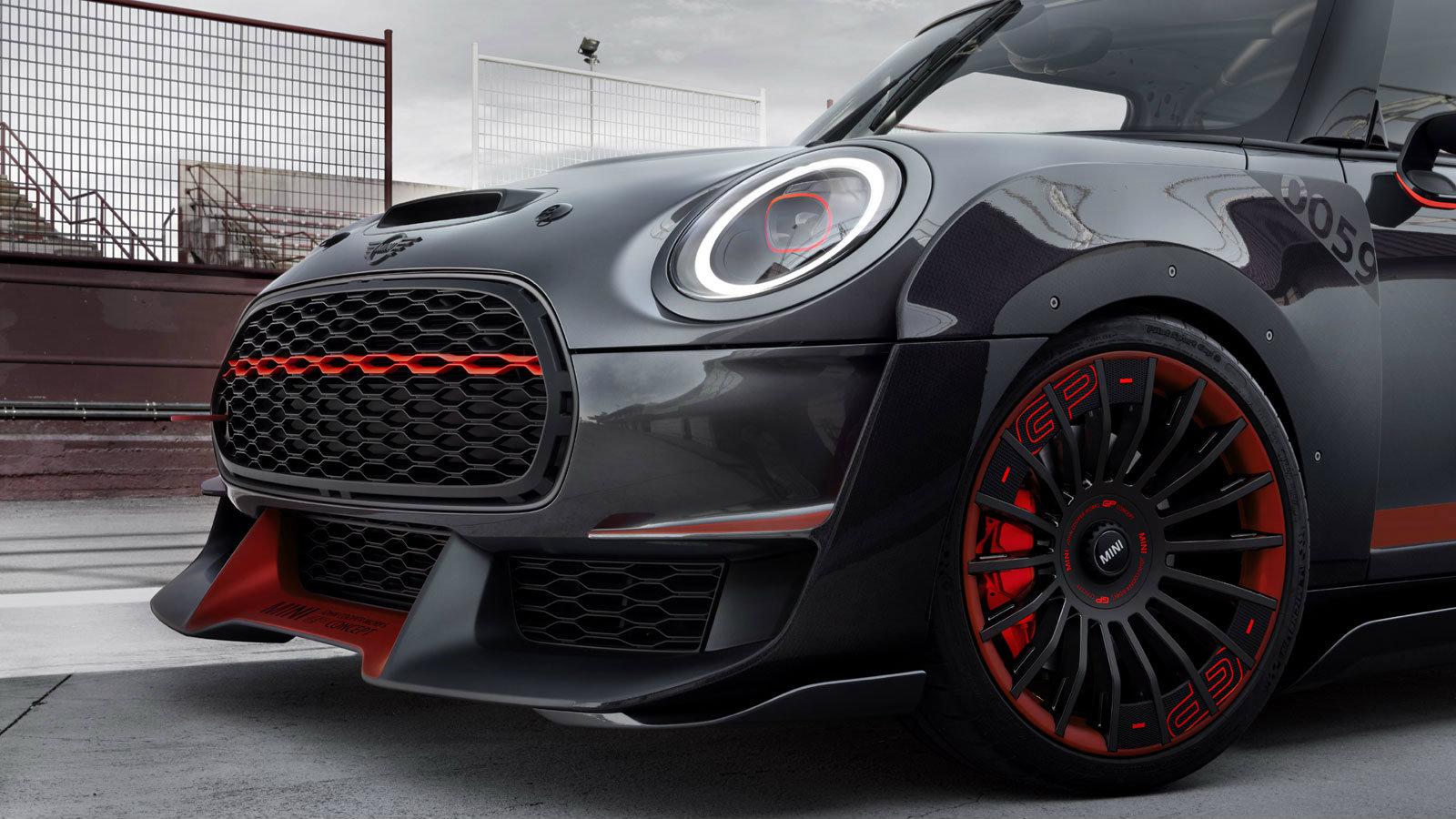 Το JCW GP Concept πατάει πάνω σε ελαφρού κράματος Racetrack ζάντες 19 ιντσών με τα λογότυπα GP και λεπτομέρειες σε κόκκινο Curbside και πορτοκαλί High