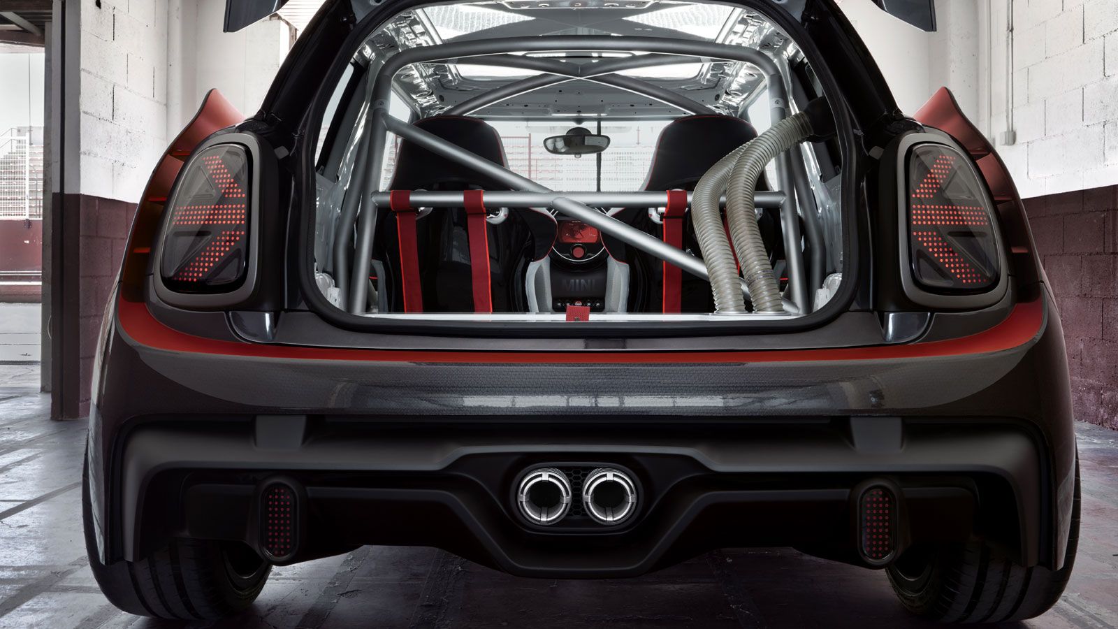 Στο εσωτερικό η εικόνα του rollcage και της «γυμνής» καμπίνας παραπέμπει σε καθαρόαιμο «πιστάδικο».