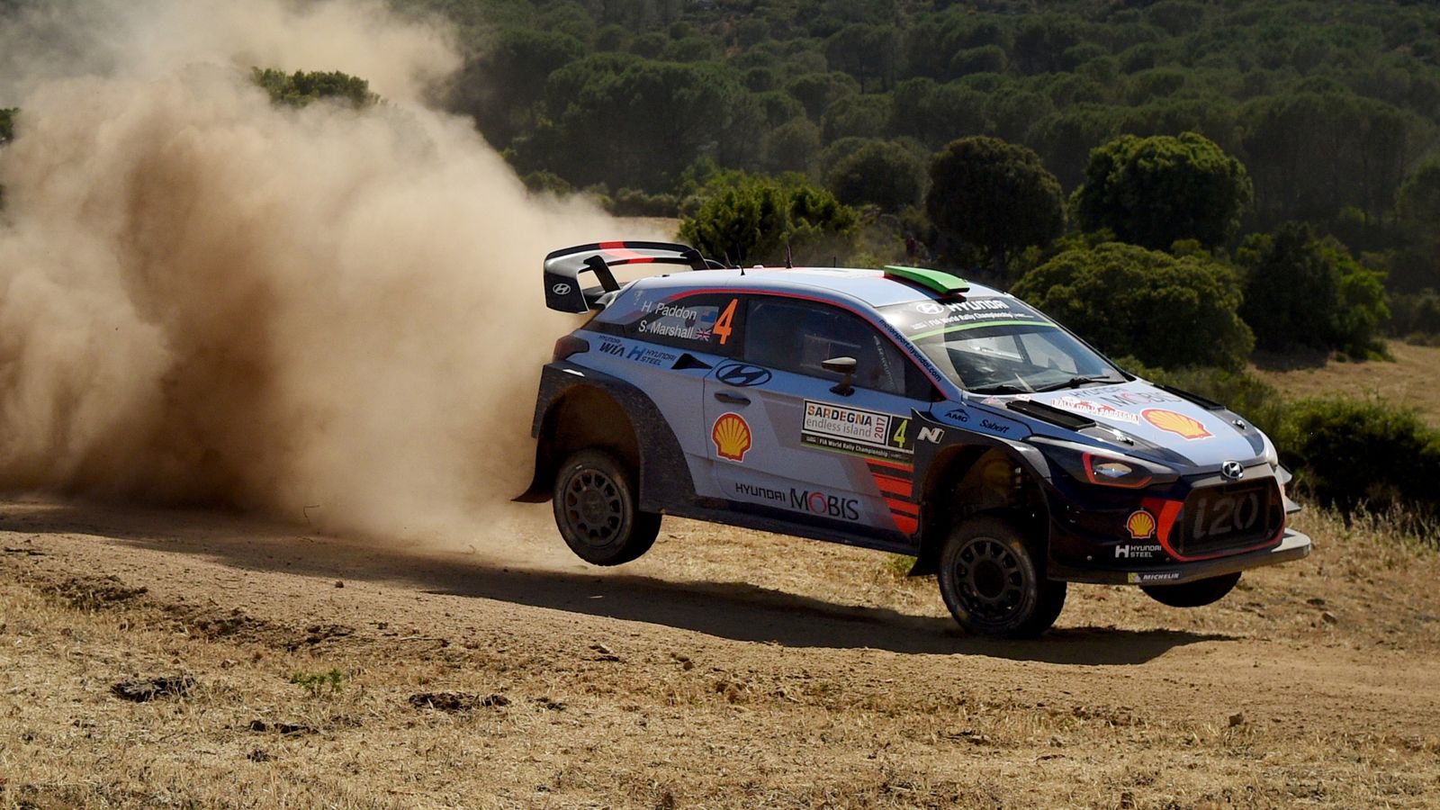 Τέσσερις οδηγοί πήραν την πρωτιά χθες στη Σαρδηνία, όπου πραγματοποιείται ο 7ος γύρος του φετινού WRC, πριν ο Hayden Paddon πάρει κεφάλι και αφού πρώτ