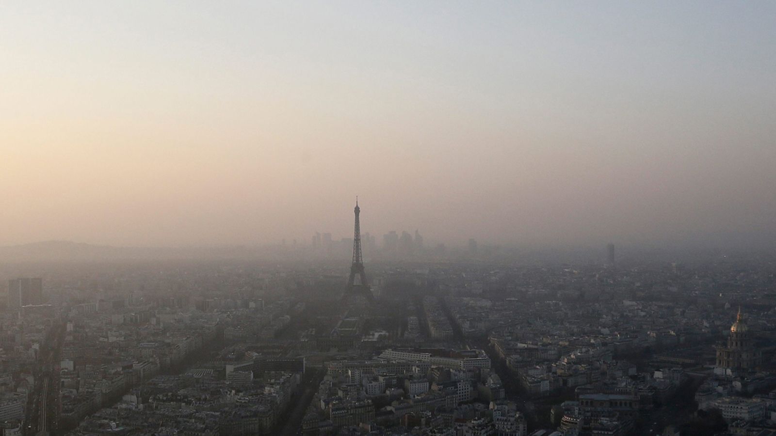 Δικαίως, χαρακτηρίζεται αποπνικτική η ατμόσφαιρα στη πρωτεύουσα της Γαλλίας.