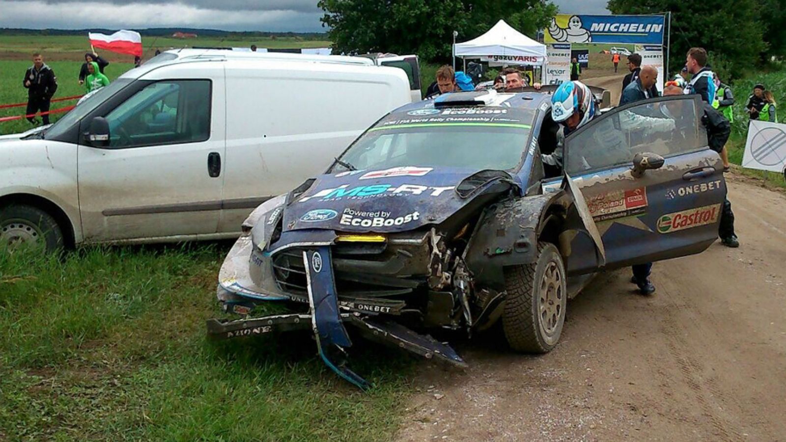 Ο Ott Tanak βρισκόταν σε τροχιά νίκης όταν χτύπησε με το πίσω μέρος ένα ανάχωμα που τον έστειλε με τα «μούτρα» σε ένα δέντρο. Ευτυχώς το πλήρωμα δεν έ