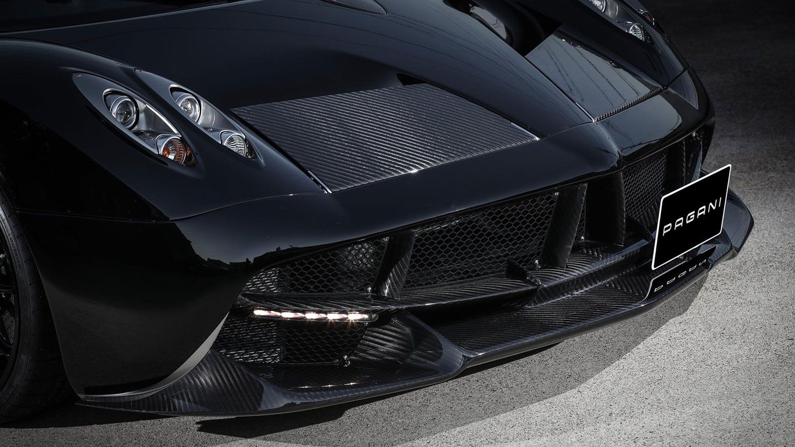 Εξωτερικά φέρει έναν εντυπωσιακό συνδυασμό μαύρου χρώματος και μαύρου carbon.