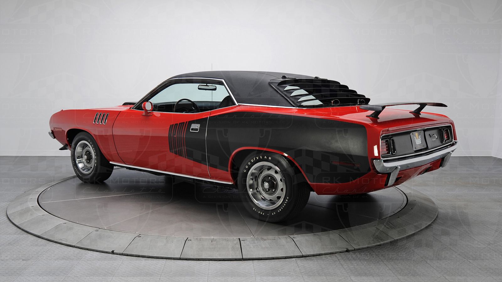 Πίσω υπάρχει άξονας Dana 60 με διαφορικό Sure Grip, ενώ ανάμεσα στα «καλούδια» του συναντάμε τροχούς Rallye που φέρουν ακόμα τα αρχικά λάστιχα Goodyea