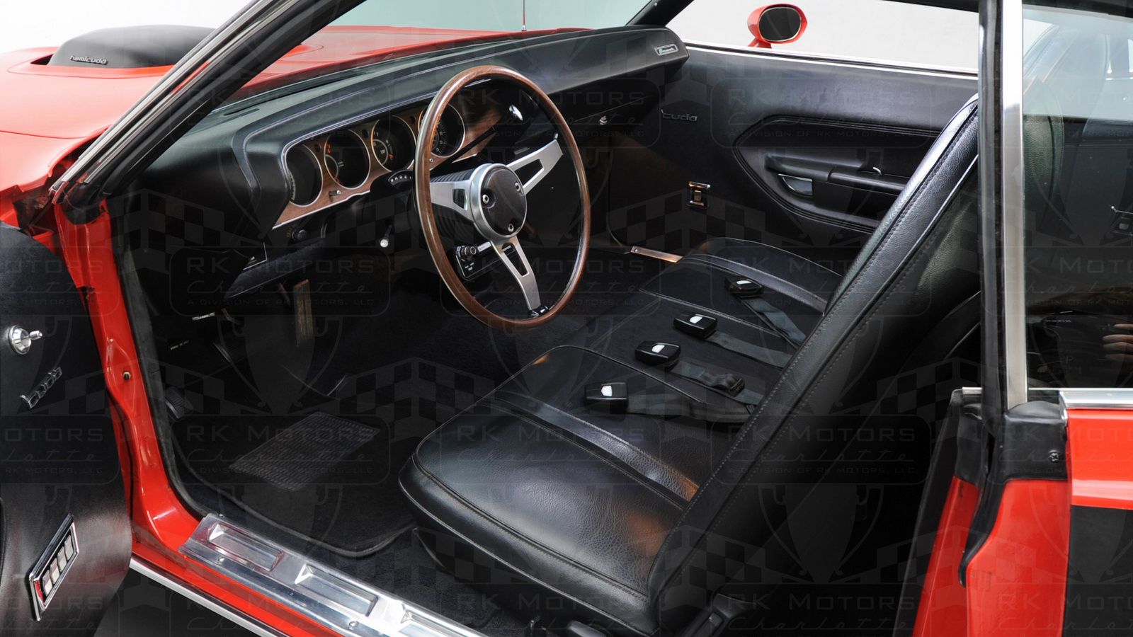 Στο εσωτερικό υπάρχει πλούσιος εξοπλισμός, ενώ διαθέσιμα είναι και όλα τα χαρτιά του οχήματος. Κάπως έτσι, λοιπόν, η RK Motors ζητά 1,3 εκ. δολάρια γι