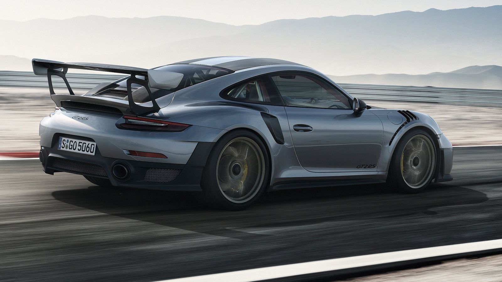 «Είναι η 7η γενιά της 911. Είναι παντού επτάρια... Μιλάμε για 700 ίππους, αλλά δεν είναι επτά στο Nurburgring. Περιμένετε και θα δείτε. Δώστε μας λίγο