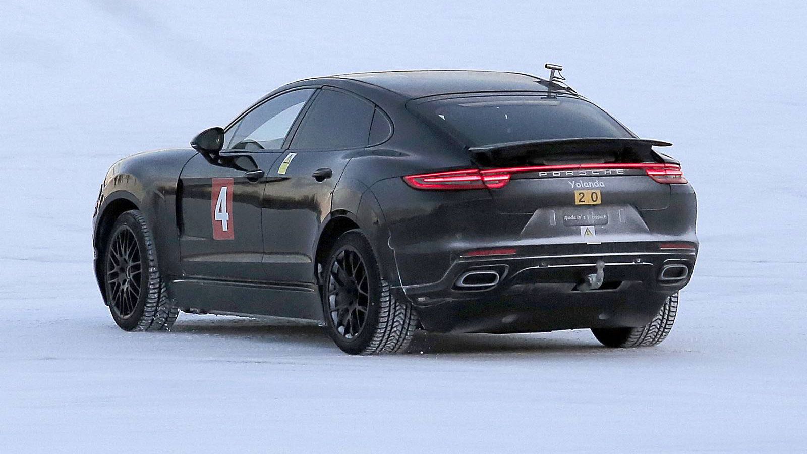 Porsche Mission E στο χωριό του Aη Βασίλη