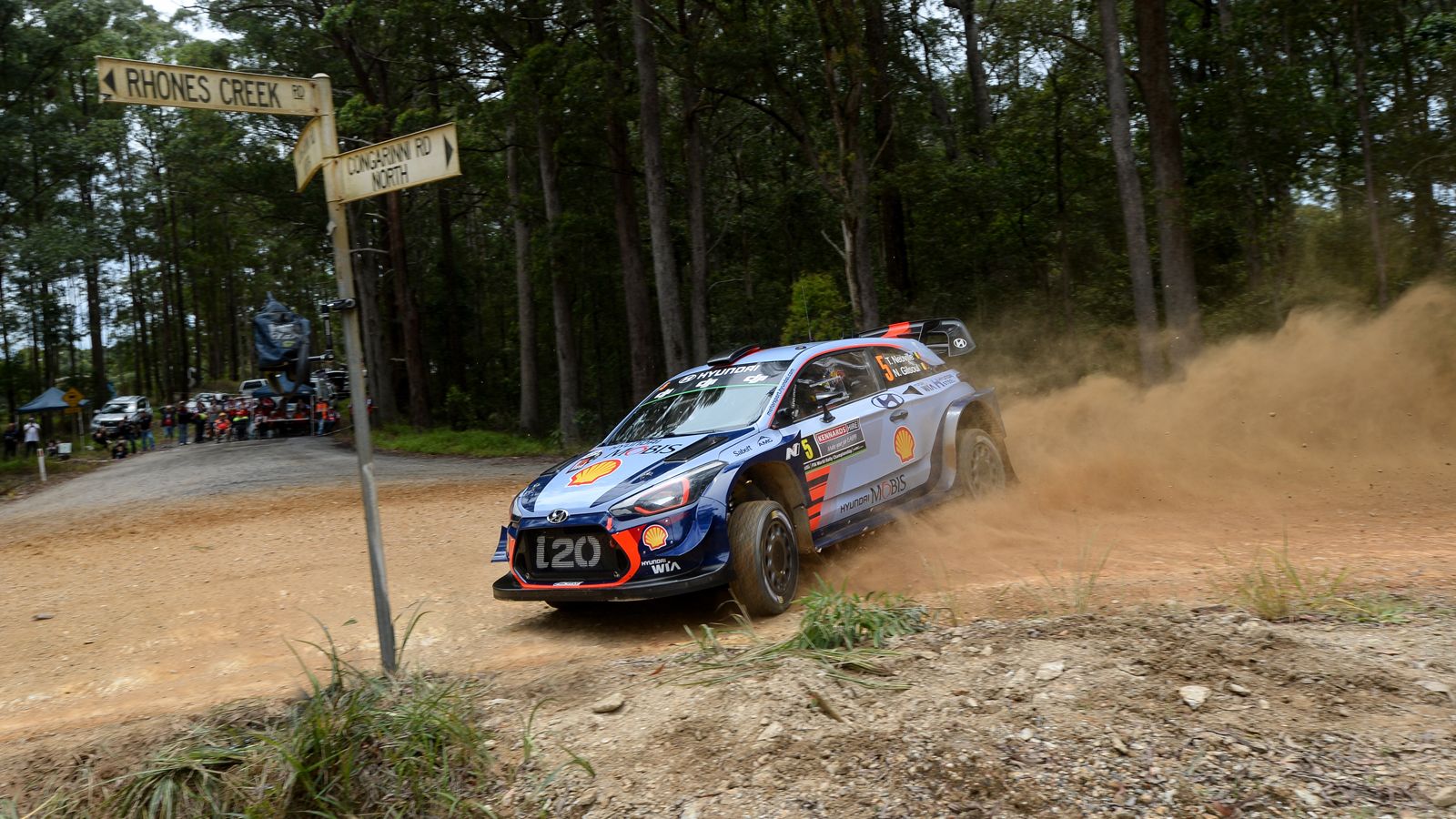 Η εγκατάλειψη του Andreas Mikkelsen έδωσε την πρωτιά στον Thierry Neuville, με τον Βέλγο να είναι ασυναγώνιστος και να ανοίγει συνεχώς τη διαφορά του.