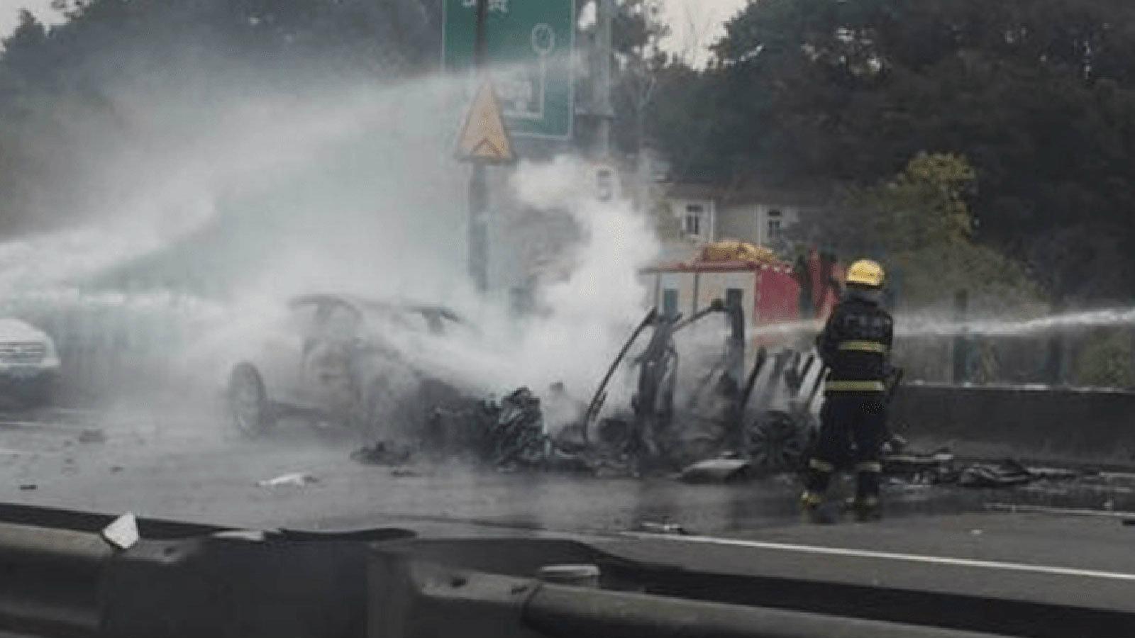 Η ίδια λέει ότι οι πόρτες στα πίσω καθίσματα δεν άνοιξαν και αναγκάστηκε να βγει από την μπροστινή πόρτα γιατί άρχισε να ακούει μπαταρίες να εκρήγνυντ
