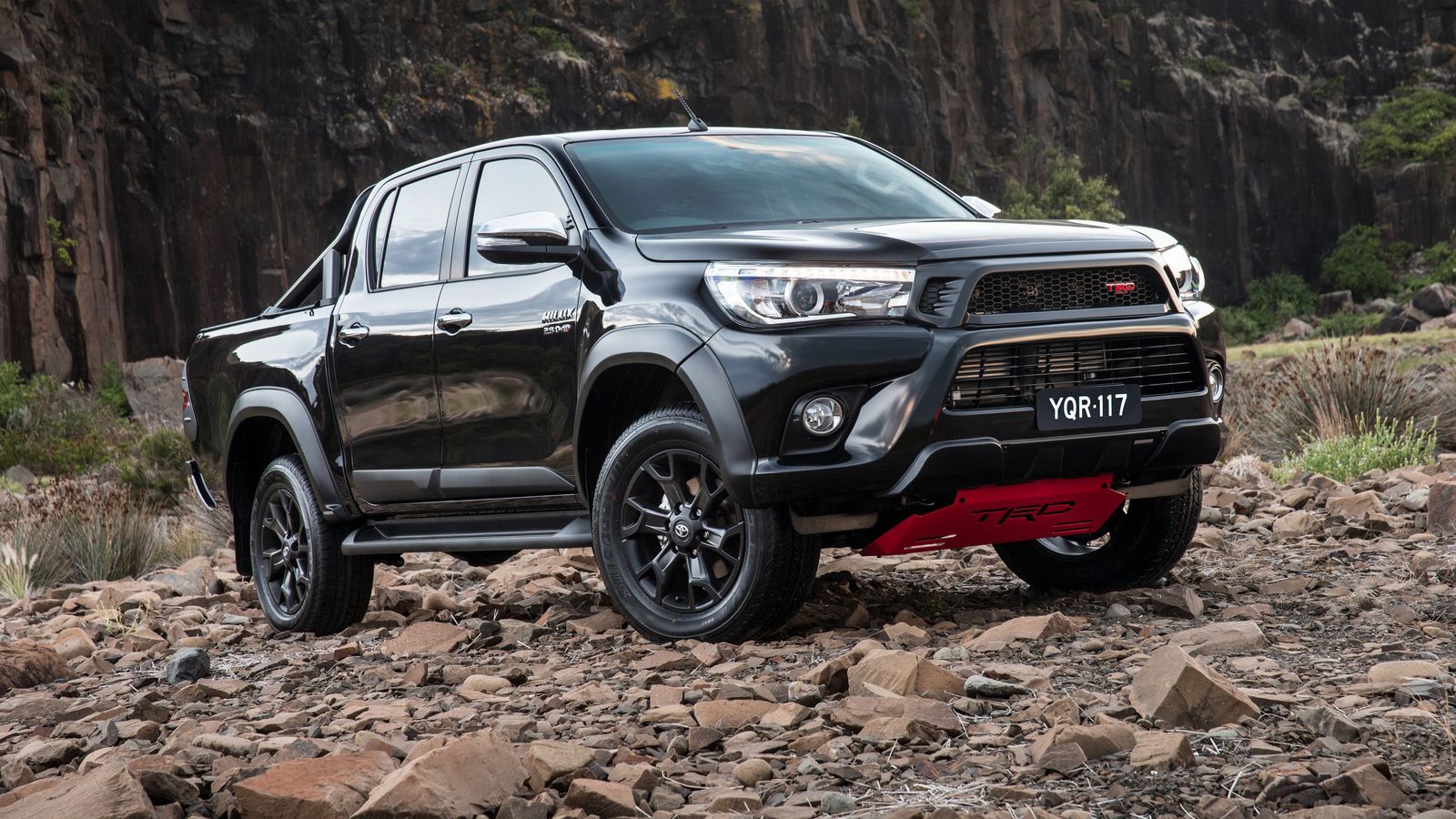 Κατά τα φαινόμενα, το Toyota Hilux θα αποκτήσει μια σκληροτράχηλη έκδοση που θα ανταγωνιστεί το Ford Ranger Raptor. Στην εικόνα βλέπουμε το Hilux TRD