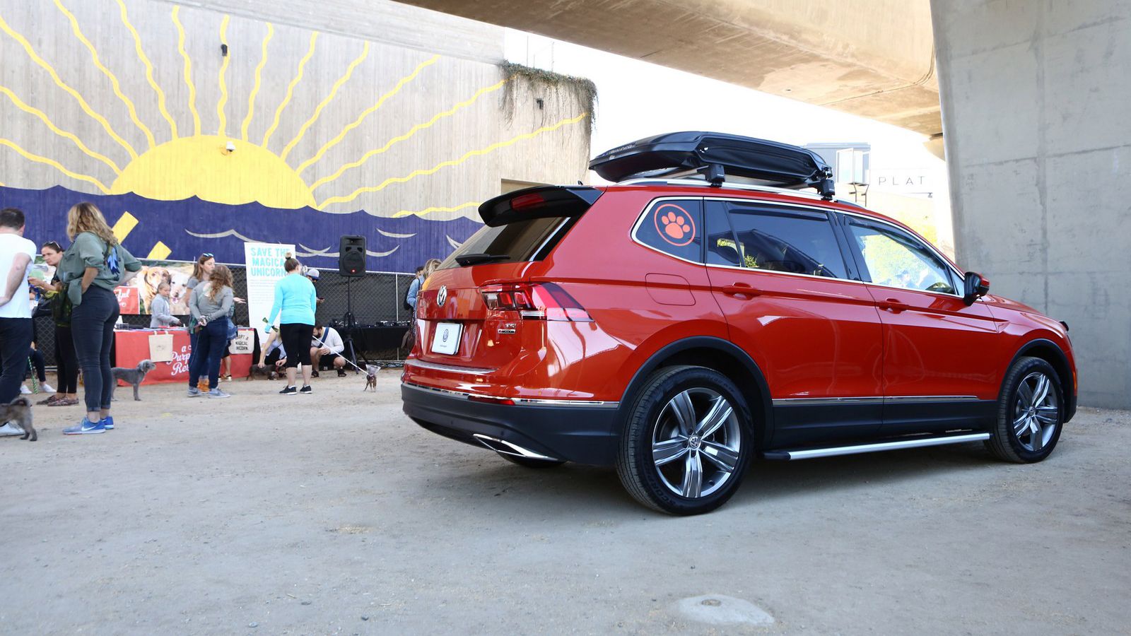 Η Volkswagen παρουσίασε το πρωτότυπο Tiguan Accessories στη φιλανθρωπική εκδήλωση «Wags, Wheels & Waffles» στην Καλιφόρνια. Λόγος γίνεται για ένα φιλι