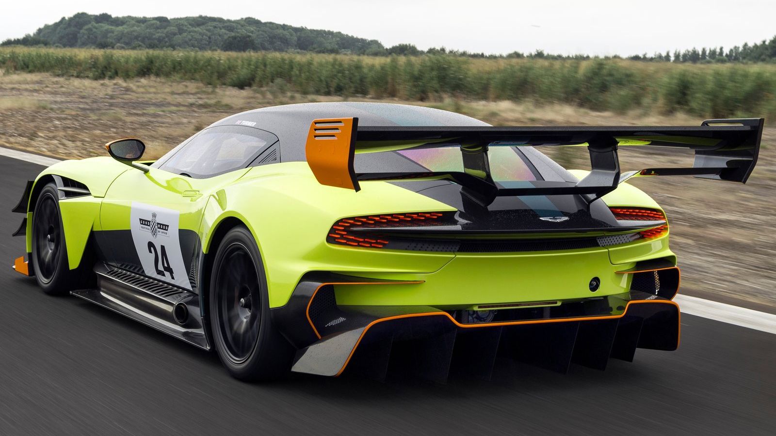 Πίσω υπάρχει νέα αεροτομή με πτερύγια τύπου Gurney 20 χλστ., ενώ επιπλέον πτέρυγες 15 χλστ. φροντίζουν το downforce, το οποίο έχει ανέβει από τα 3.150