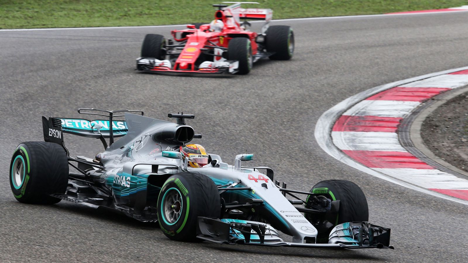 Την 54η νίκη της καριέρας του πήρε στο GP Κίνας ο Lewis Hamilton.