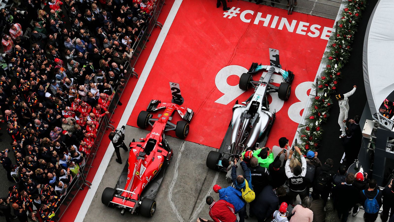 Οι Hamilton και Vettel έχουν από 43 βαθμούς στο πρωτάθλημα, ενώ η Mercedes είναι ένα πόντο μπροστά από τη Ferrari, σε μία σεζόν που δείχνει πως θα είν