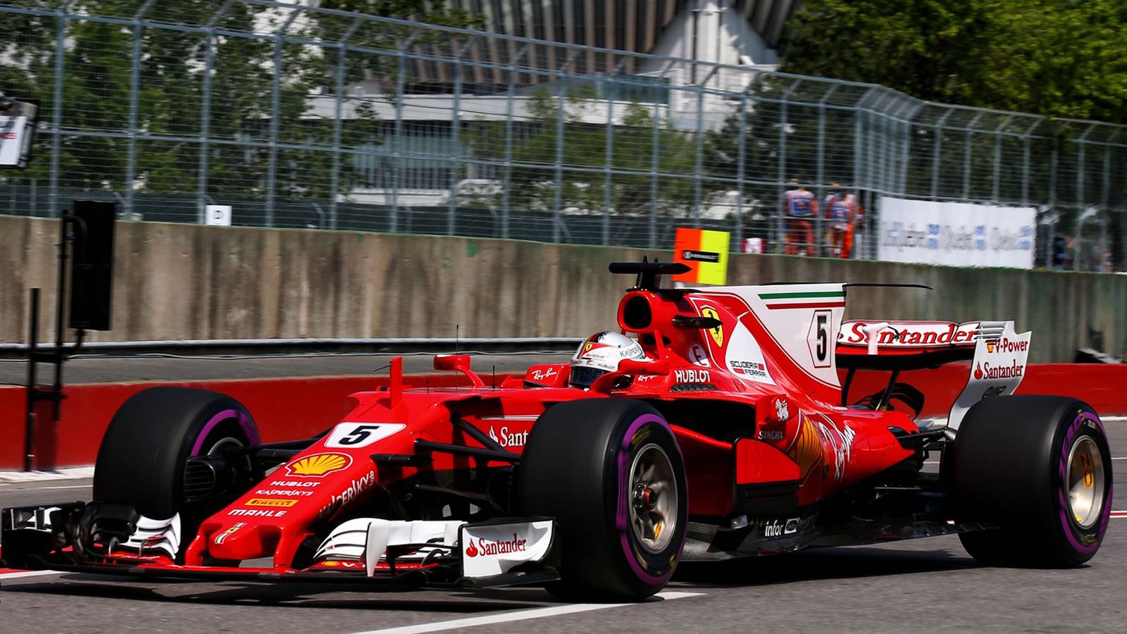 Μέχρι το τέλος προσπαθούσε να σπάσει ο Vettel το εκπληκτικό 1.11.459 του Hamilton, με το καλύτερο που μπόρεσε να κάνει στο φινάλε να είναι το 1.11.789