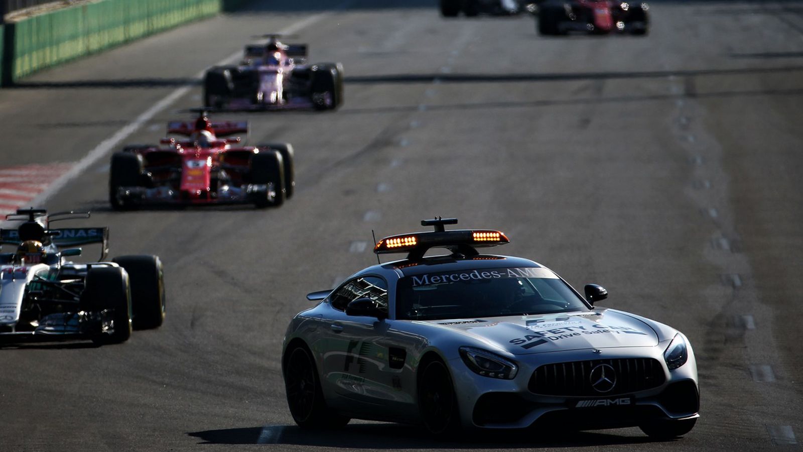 Και αν πέρσι στο ντεμπούτο του Μπακού το safety car δεν βγήκε, φέτος το «χορτάσαμε» καθώς εμφανίστηκε τρεις φορές στην πίστα, ενώ είχαμε και κόκκινη σ