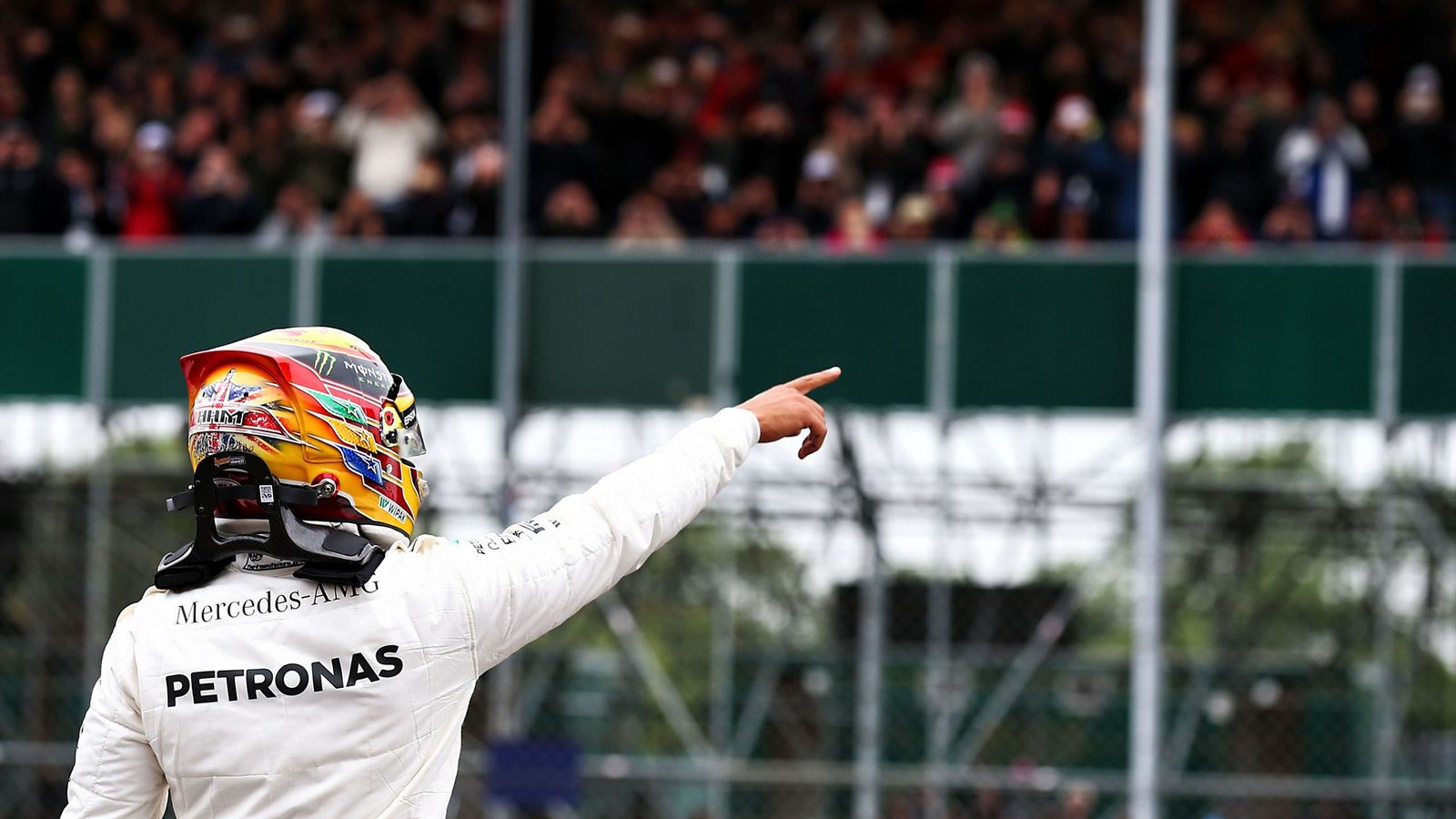 O Lewis Hamilton ισοφάρισε το ρεκόρ του Jim Clark, παίρνοντας για 5η φορά στην καριέρα του την pole position στο GP Μ. Βρετανίας. Εκκρεμεί η απόφαση τ