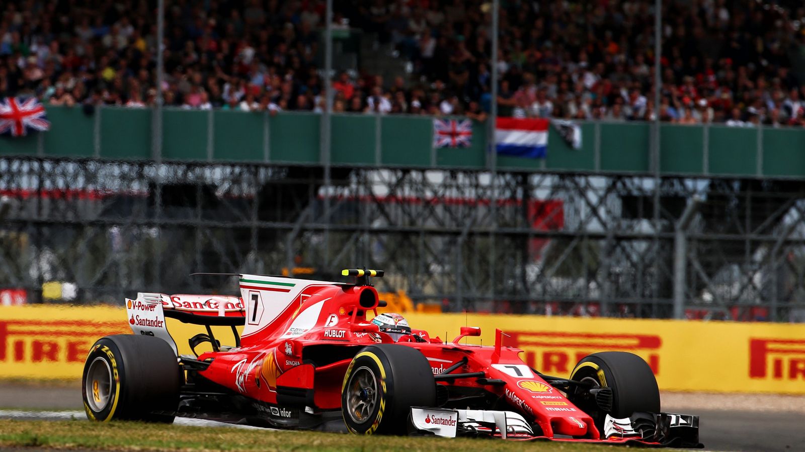 Οι Ferrari των Kimi Raikkonen και Sebastian Vettel είχαν εμπρός αριστερά κλαταρισμένο ελαστικό στους τελευταίους γύρους, γεγονός που έριξε τον Raikkon