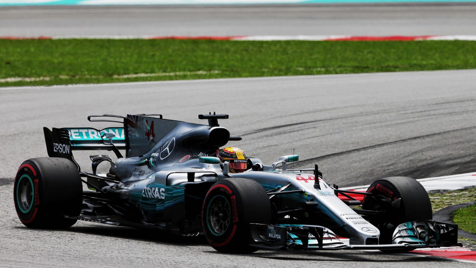 O επικεφαλής του πρωταθλήματος Lewis Hamilton απέδωσε εκεί που έπρεπε, στις κατατακτήριες δοκιμές, και αύριο θα εκκινήσει για 4η συνεχή χρονιά πρώτος