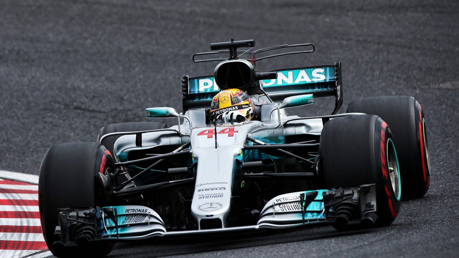 Τίποτα δε φαίνεται να σταματά τον Lewis Hamilton, ο οποίος με την 10η φετινή pole position «καλπάζει» προς τον τίτλο. Για πρώτη φορά στην καριέρα του
