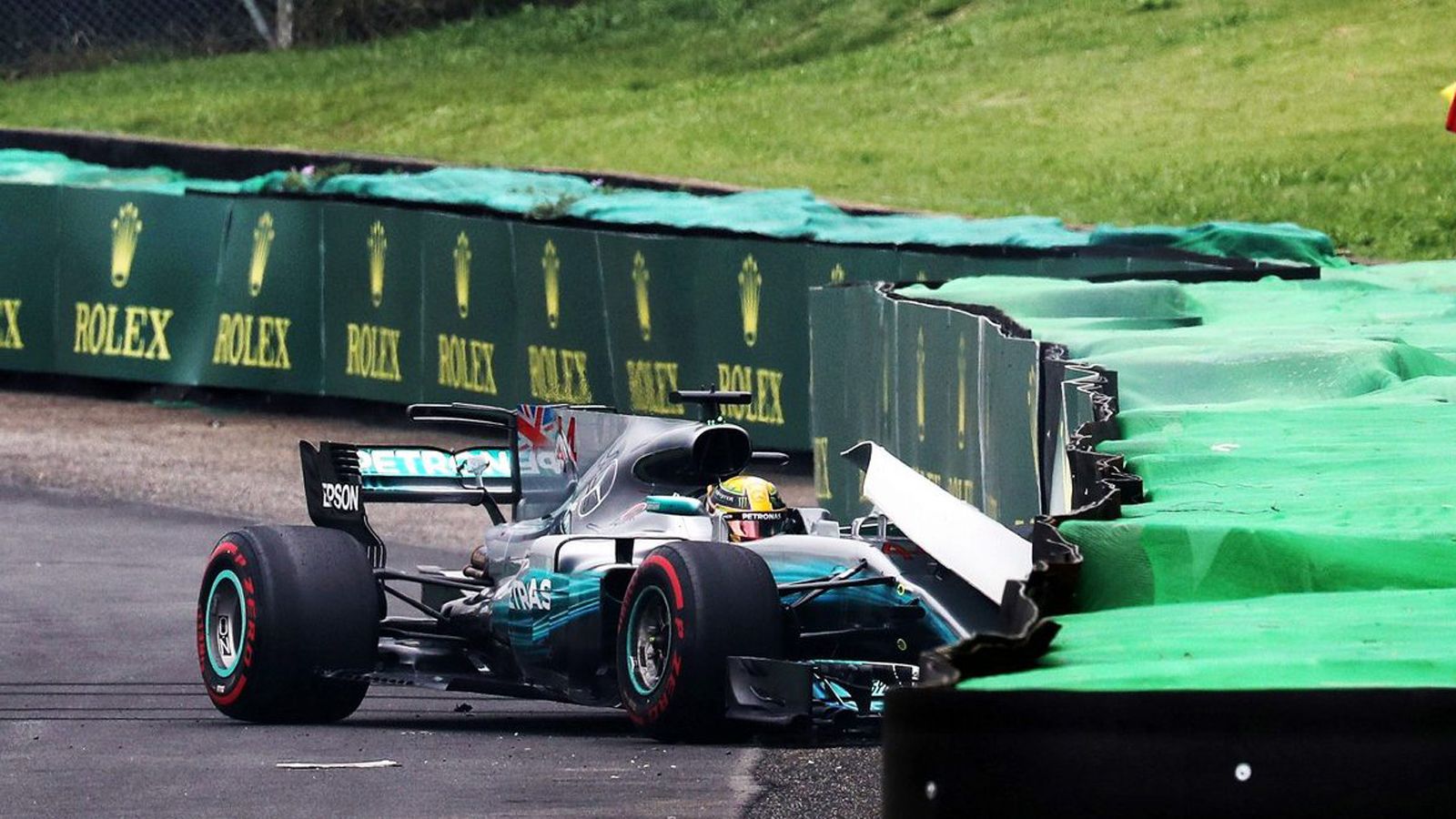 Ο νέος πρωταθλητής Lewis Hamilton έκανε στη Βραζιλία ένα από τα σπάνια λάθη του, γεγονός που σημάδεψε τις κατατακτήριες δοκιμές. Δείτε αναλυτικά τι έγ