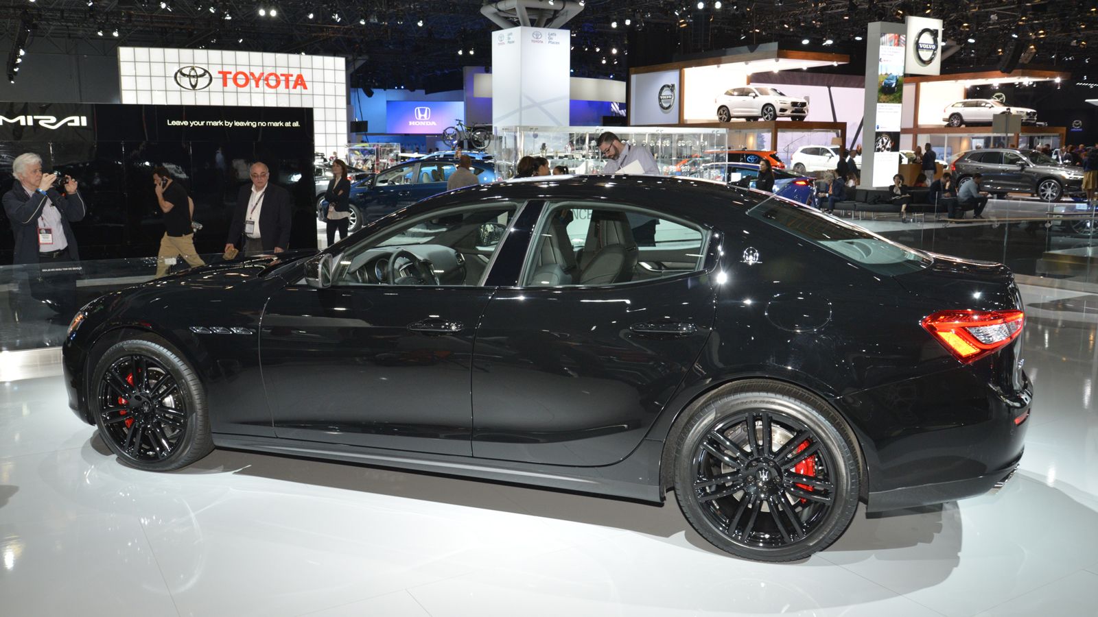 Διαθέτει Glossy Black μαύρη απόχρωση, ίδιας απόχρωσης 20άρηδες τροχούς Urano με κόκκινες δαγκάνες, ενώ μαύρα είναι τα πλαίσια των παραθύρων, οι χειρολ