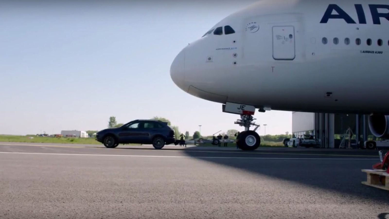 Eπί το έργο η Porsche τραβάει το Airbuss.