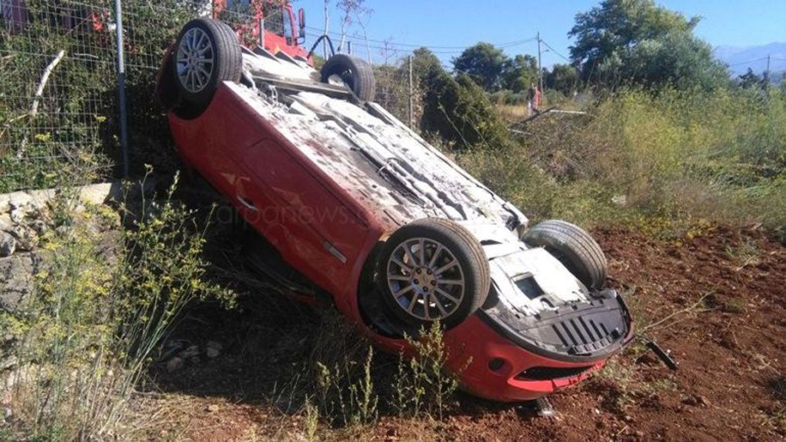 Ο οδηγός δεν διατρέχει κανένα κίνδυνο. Τα αίτια του ατυχήματος διερευνούνται από την Αστυνομία.