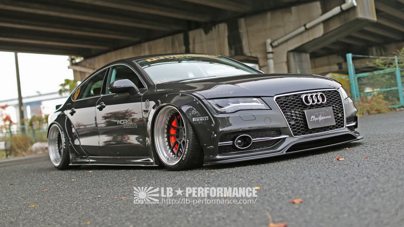 Η μετατροπή της Liberty Walk στο Audi A7 περιλαμβάνει εμπρός ποδιά, διαφορετικές πλευρικές ποδιές, πίσω διαχύτη και σπόιλερ, αλλά και το σήμα κατατεθέ