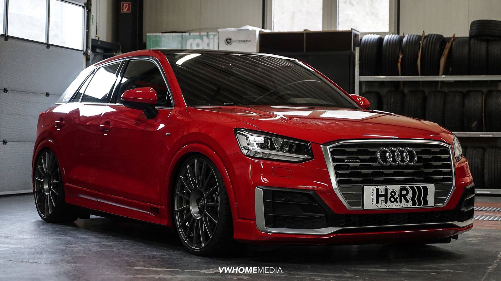 Το κόκκινο χαμηλωμένο Audi Q2 εξοπλίζεται με υδραυλικό σύστημα ανάρτησης H&R.