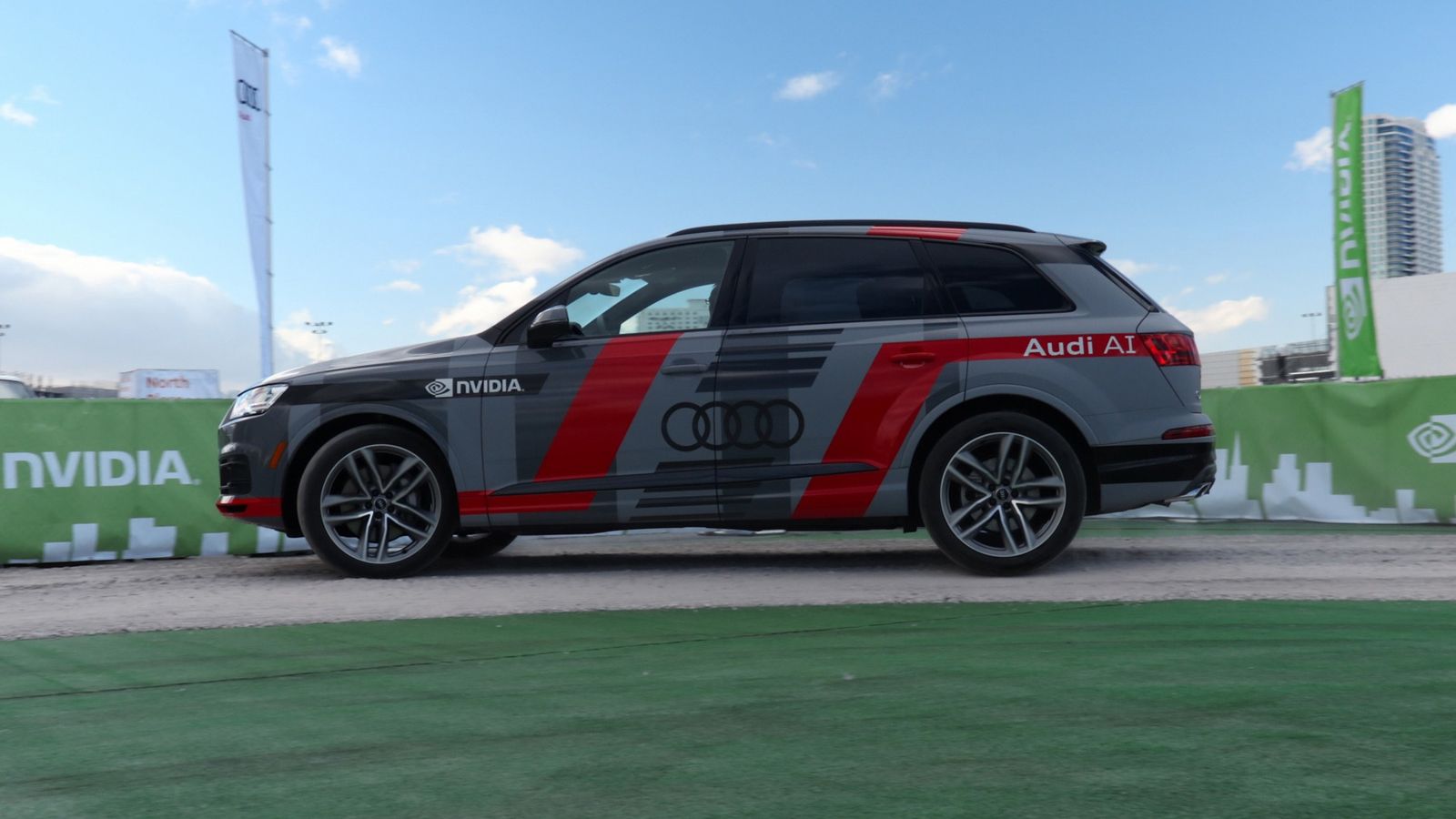 Για να μας δείξει τις ικανότητες του οχήματος, η Audi διαμόρφωσε στην έκθεση μια κλειστή διαδρομή, την οποία το Q7 Piloted Driving Concept διέσχισε μό