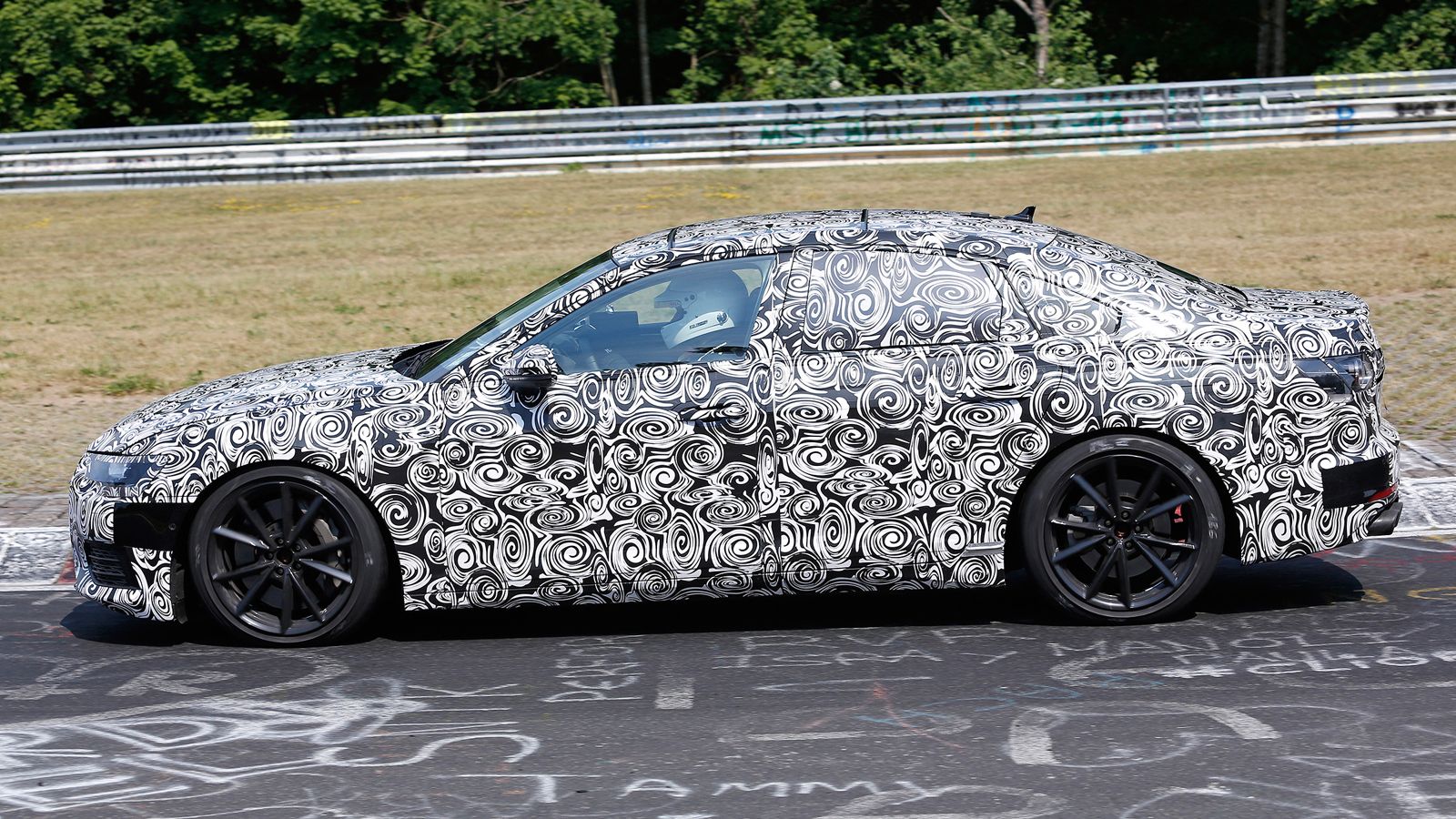 Κάτω από το καπό του S6 πιθανότατα θα βρεθεί το 3λιτρο V6 TFSI σύνολο του S5. Λογικά η Audi θα επιλέξει να ανεβάσει την απόδοση του κινητήρα, πάνω από