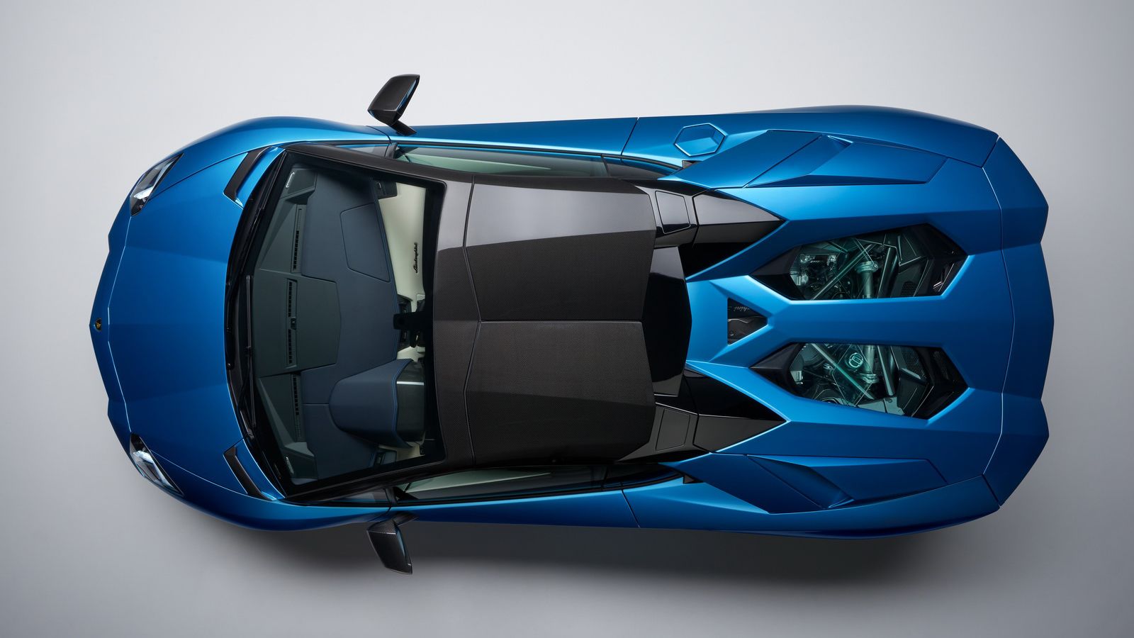 Τα αφαιρούμενα πάνελ της οροφής ζυγίζουν λιγότερο από 6 κιλά και τοποθετούνται κάτω από το εμπρός καπό. Μπορούν να παραγγελθούν σε μαύρο ματ carbon χω