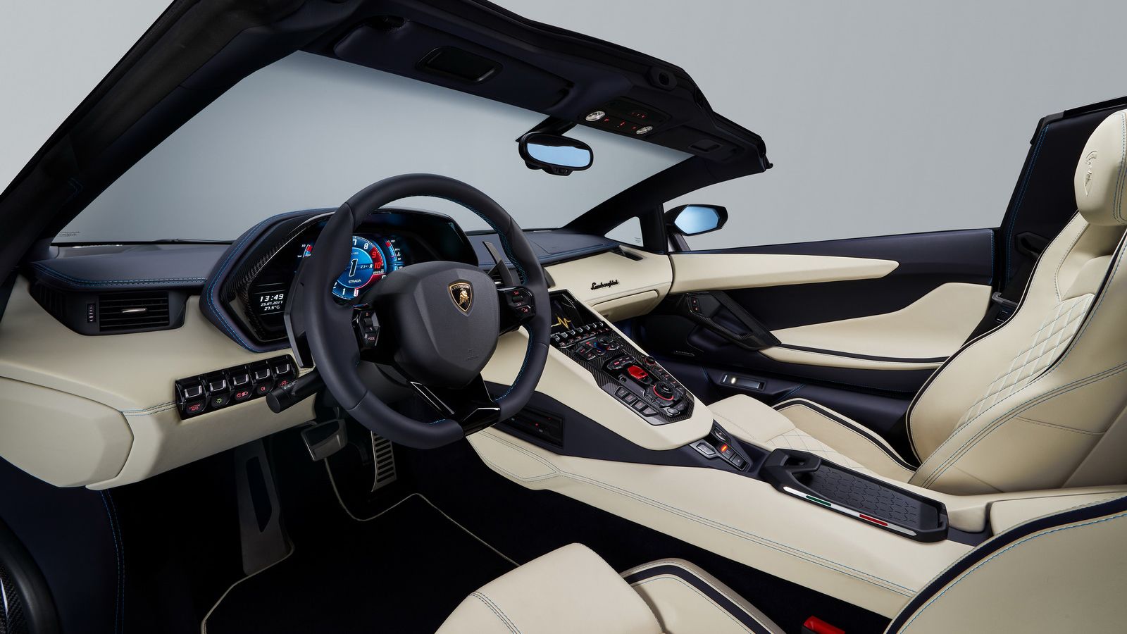 Το νέο ανοικτό supercar λανσάρεται στην μπλε απόχρωση Blue Aegir, ενώ στο εσωτερικό υπάρχουν πολλές επιλογές σε δέρματα και Alcantara. Ο πίνακας οργάν