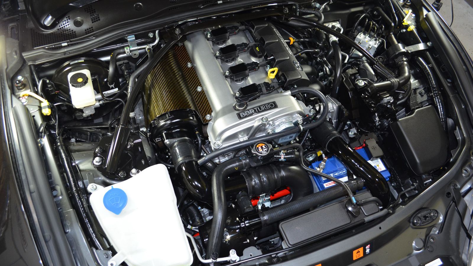 Το κιτ περιλαμβάνει twin-scroll τουρμπίνα, intercooler, εισαγωγή αέρα της K&N, καινούργια εξάτμιση, νέα σιλικονούχα κολάρα και διαφορετικό πρόγραμμα ε