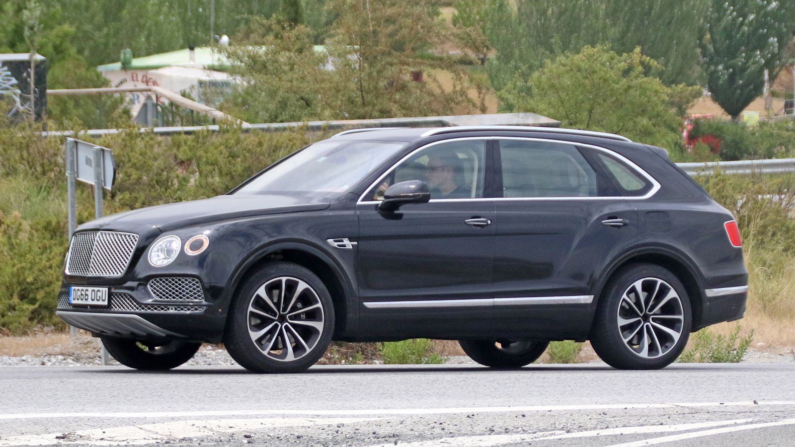H Bentley θα κάνει το 2018 τα πρώτα της βήματα προς την ηλεκτροκίνηση, λανσάροντας μια plug-in hybrid έκδοση της Bentayga, η οποία συνελήφθη να υποβάλ