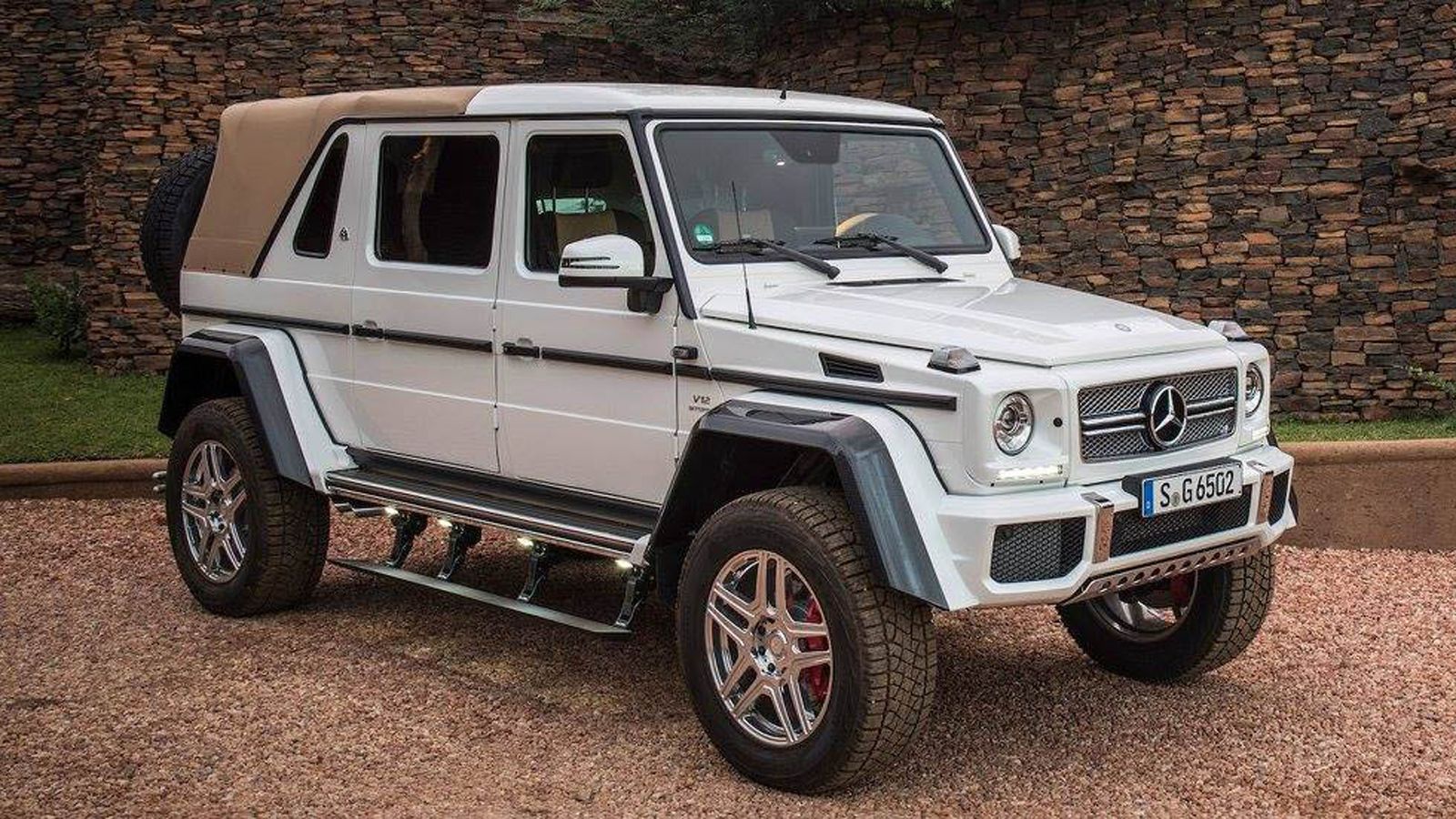 Η τελευταία Mercedes-Maybach G650 Landaulet μόλις πωλήθηκε σε δημοπρασία του οίκου Bonhams αντί του ποσού των 1,2 εκατομμυρίων ευρώ.