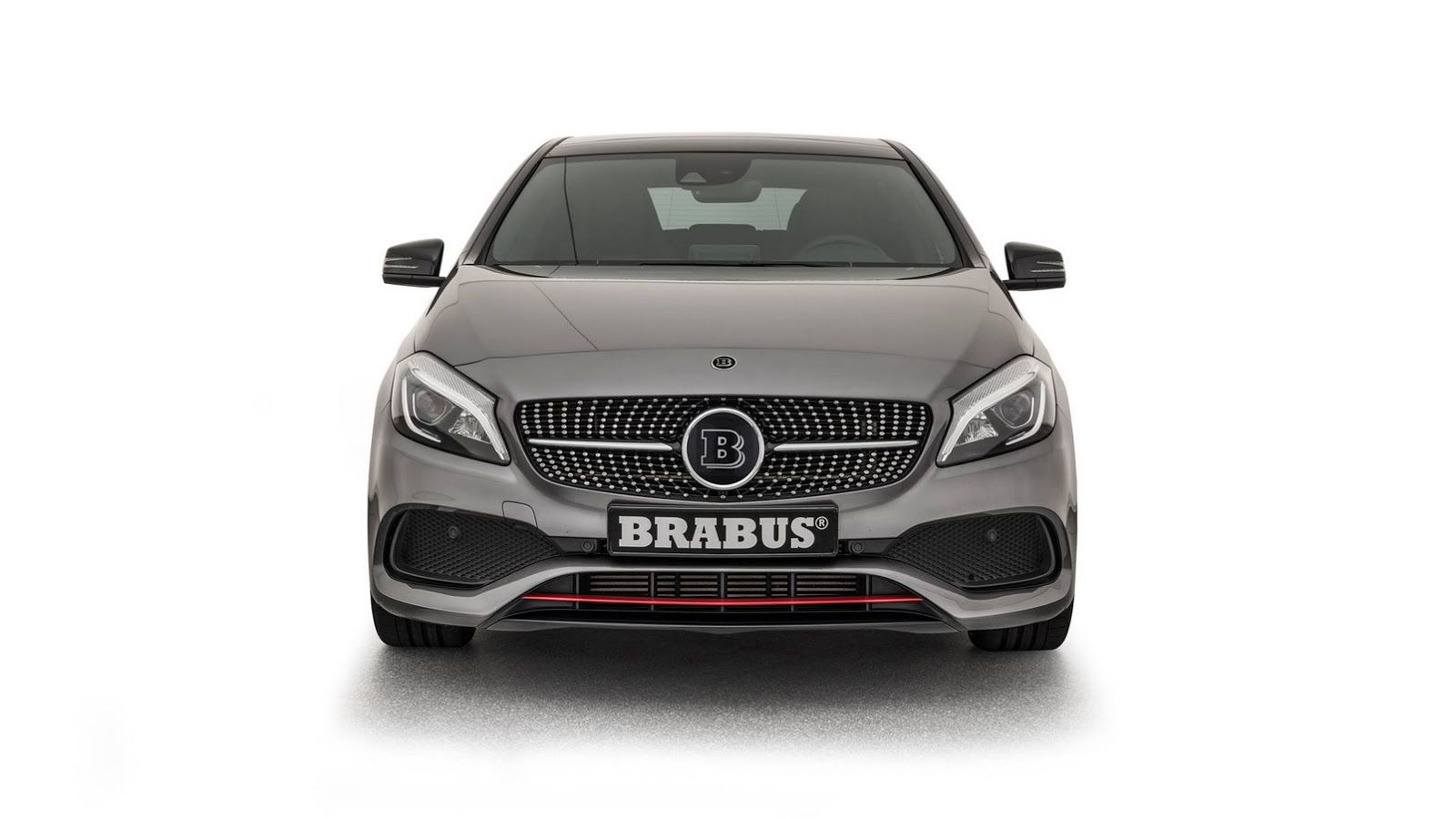Στην προ facelift A 45 AMG είχαμε μια αύξηση 40 ίππων και 50 Nm, φτάνοντας την ισχύ στα 400 άλογα και τη ροπή στα 500 Nm, κάτι που είχε ως αποτέλεσμα 