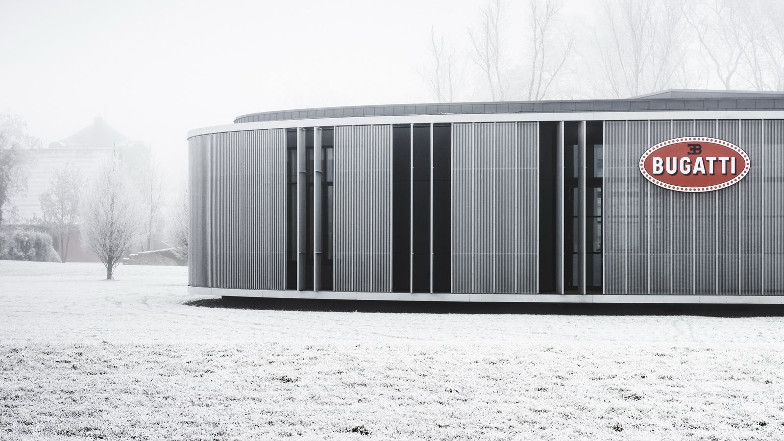 Η Bugatti δουλεύει πάνω σε κάθε Chiron περίπου για έξι μήνες σε ένα μυθικό μέρος, γνωστό και ως «Atelier». Βρίσκεται στο Μόλσχαϊμ της Αλσατίας και απο