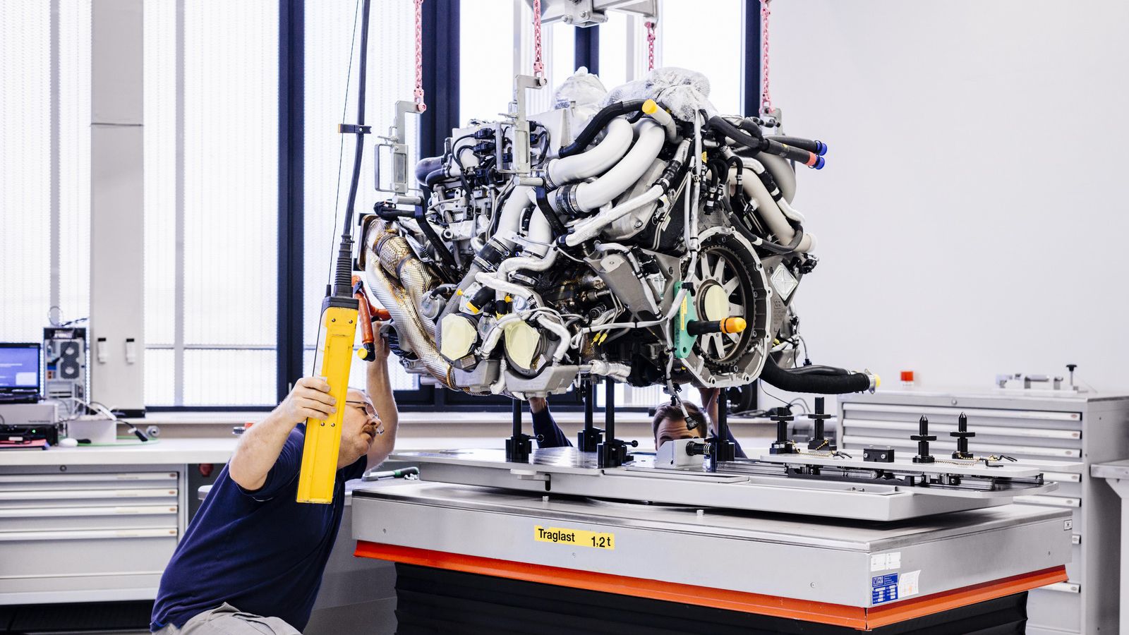 Όλα ξεκινούν από την τελική συναρμολόγηση του κινητήρα, που έρχεται προσυναρμολογημένος από το εργοστάσιο κινητήρων του VW Group στο Σάλτσγκιτερ.