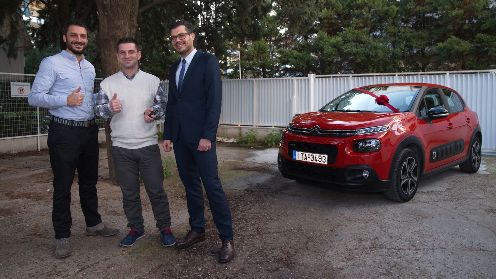Ο Υπεύθυνος Δημοσίων Σχέσεων της Citroen κ. Γιάννης Καραβάς παρέδωσε το κλειδί στον νικητή και έπειτα έκανε μια μίνι παρουσίαση του C3 στο τυχερό ζευγ