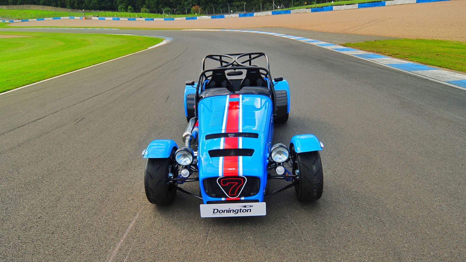 Tο Caterham Seven 420R Donington Edition θυμίζει την αγγλική σημαία μέσω της μπλε απόχρωσης με τις κόκκινες και λευκές ρίγες. Για την κίνησή του είναι