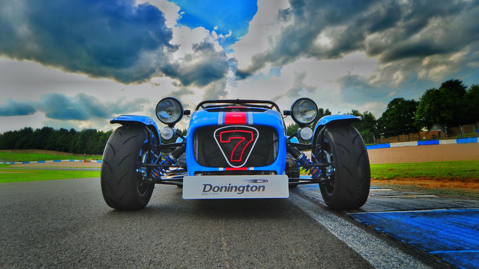 Μόλις 10 αντίτυπα θα διατεθούν από την εμπορία BookaTrack Caterham, με τους πελάτες να μπορούν να επιλέξουν ανάμεσα στο στάνταρ σασί S3 και στο μεγαλύ