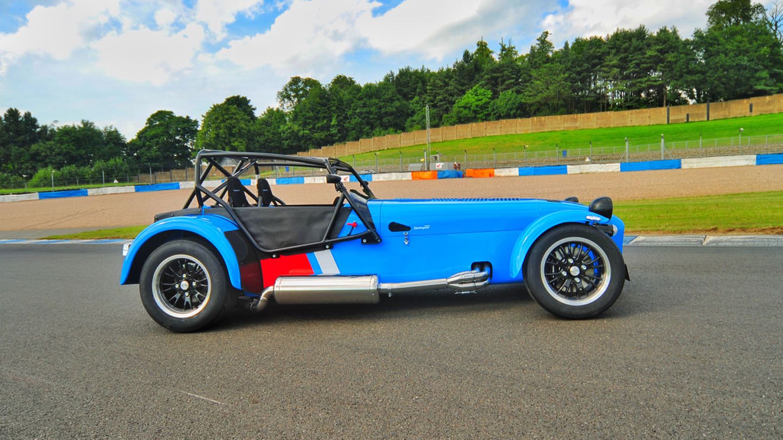 Μέσω σειριακού κιβωτίου 6 σχέσεων της Sadev, η κίνηση μεταφέρεται στον πίσω άξονα, εκεί που υπάρχει διαφορικό περιορισμένης ολίσθησης. Οι τροχοί είναι