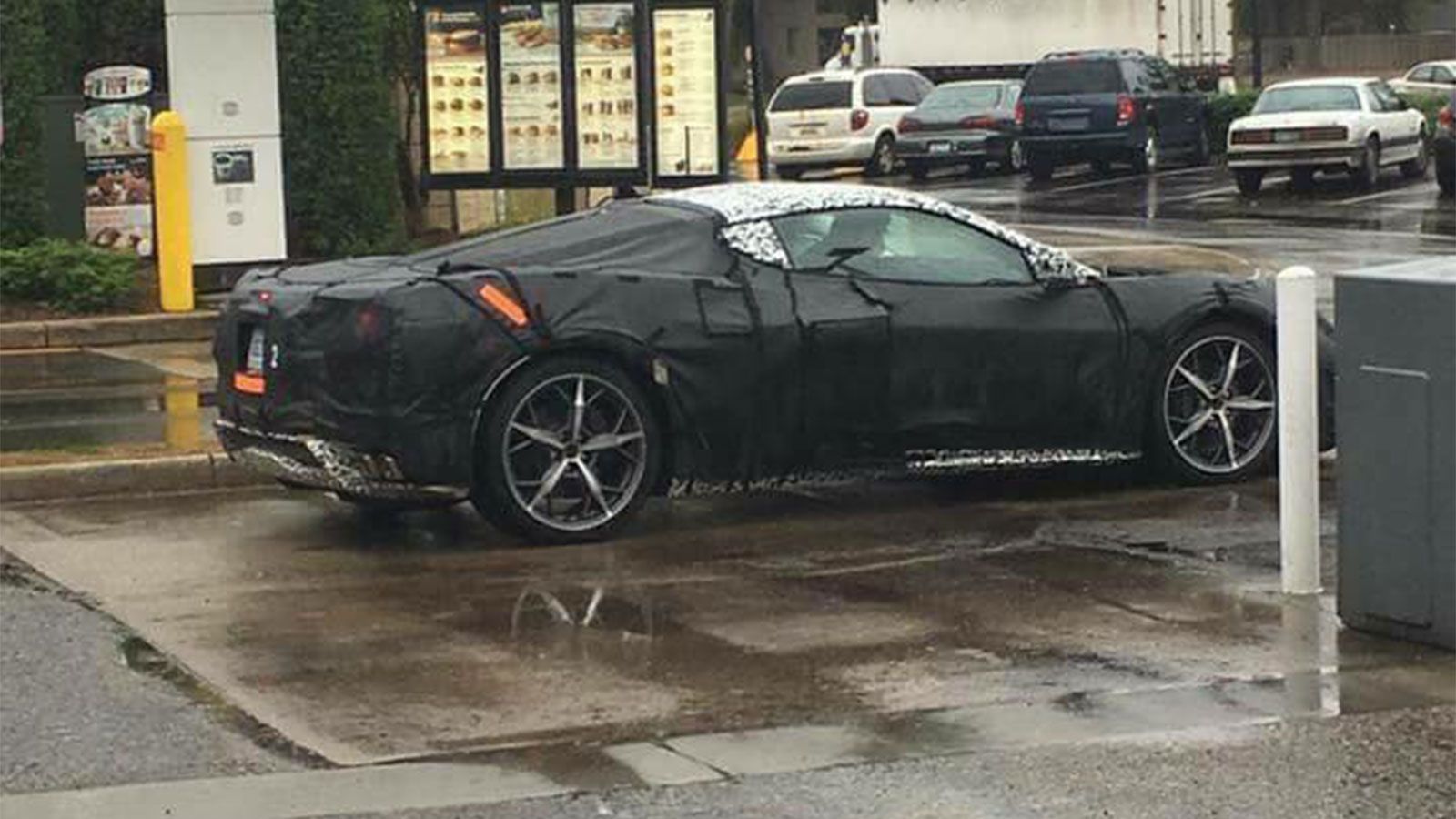 H Corvette, εκτός από το νέο μοντέλο της, παρουσιάζει και το νέο λογότυπο.