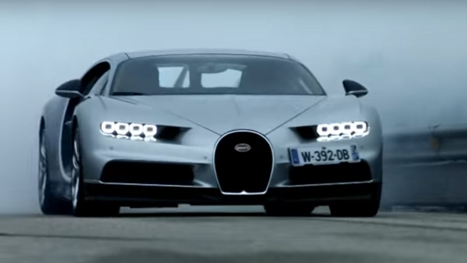 Δεν ξέρουμε το βαθμό του μοντάζ στο video που έδωσε στη δημοσιότητα η Bugatti, αν δηλαδή ήταν ο Ronaldo αυτός που οδηγούσε την ασημί Chiron. Δεν έχει 