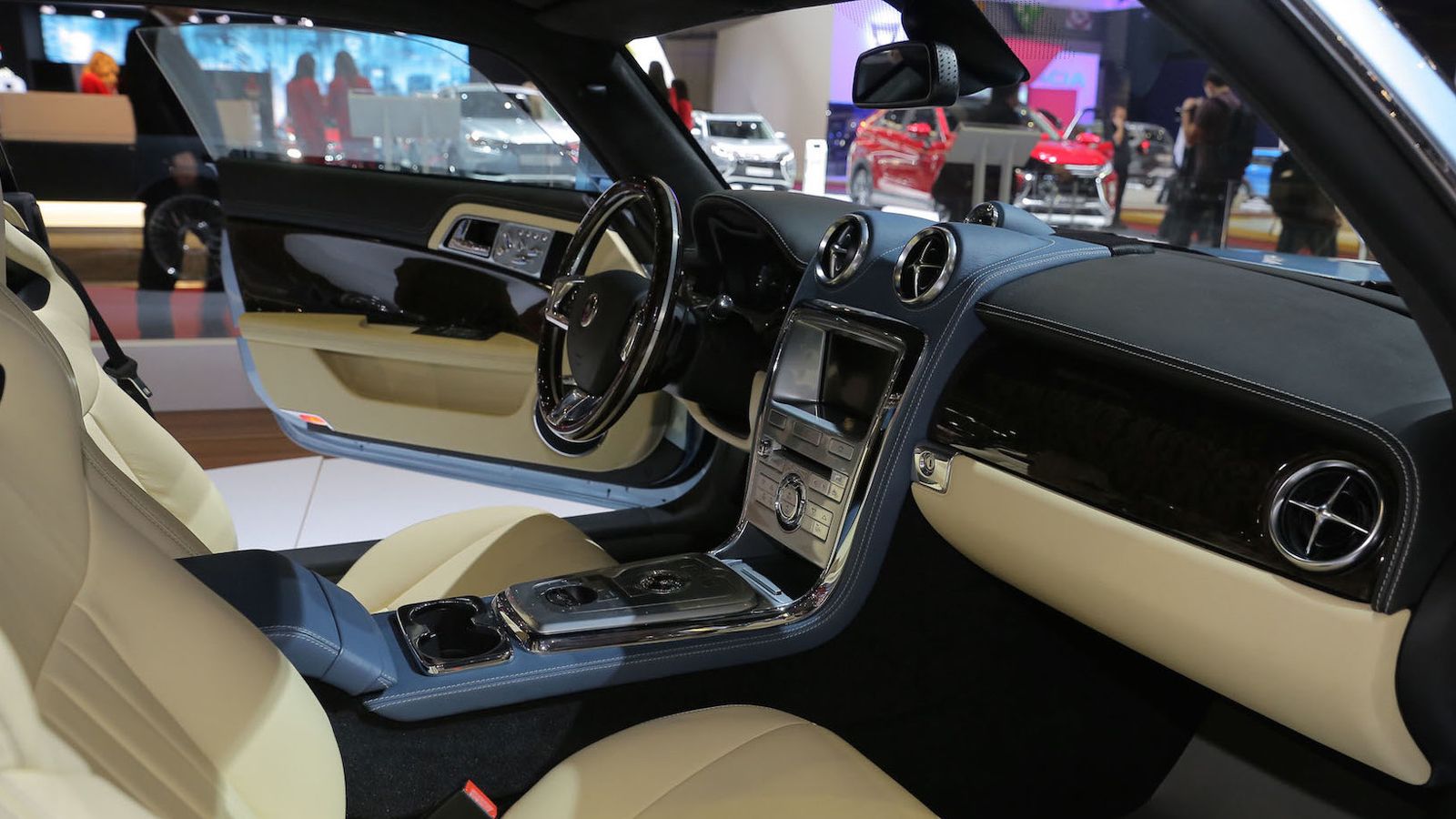 Στο εσωτερικό του Speedback GT ξεχωρίζουν τα δερμάτινα μπεζ χρώματος καθίσματα.