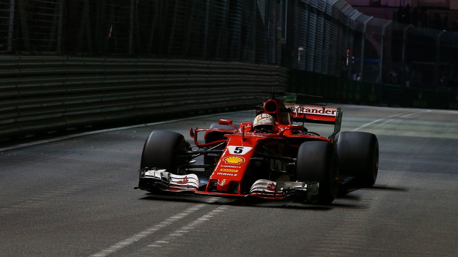 Ο Sebastian Vettel μπήκε σα σίφουνας στην 4η του προσπάθεια, βάζοντας την Ferrari του μπροστά από την Red Bull του Max Verstappen, κατά 3/10 του δευτε